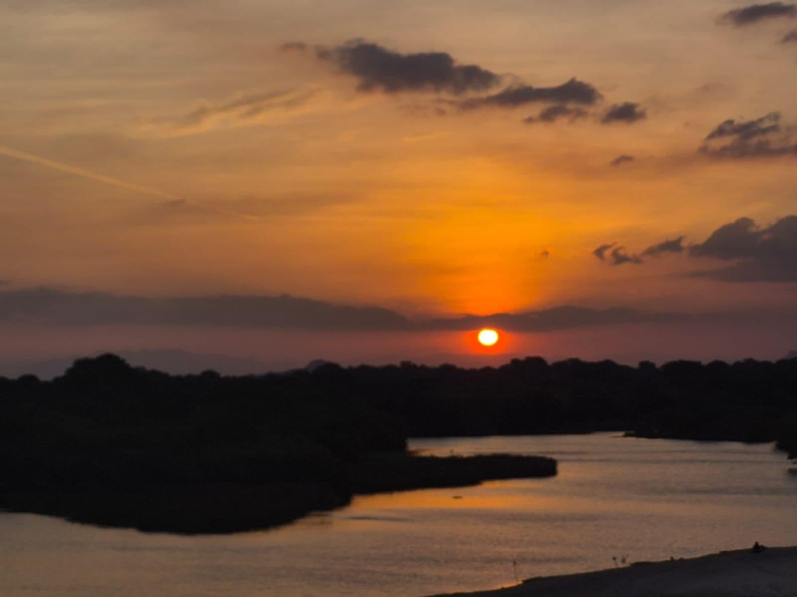 Zonsondergang boven een rivier